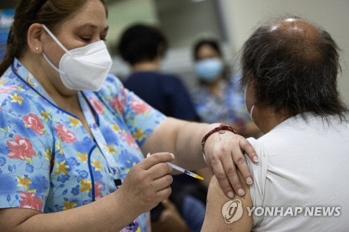 코로나19 백신 접종 중인 칠레의 한 병원[EPA 연합뉴스 자료사진]